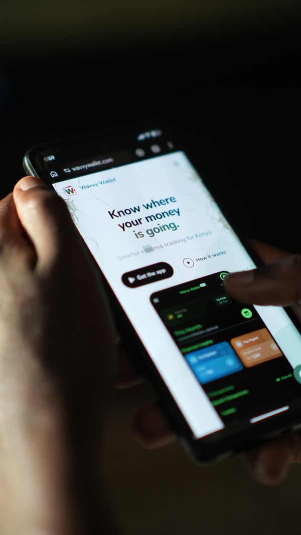 Smartphone med en app på skærmen
